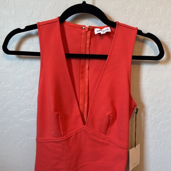 NWT SUPERDOWN Mini Dress Women’s XS Skye Ruched Flame Orange/Red Bodycon Plunge - Picture 3 of 5